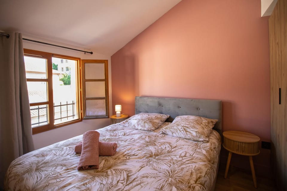Bed, Photo of the whole room, Bedroom, towels