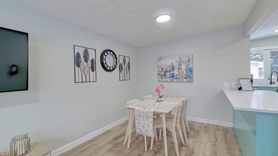 Modern 3BR Suite Steps to C-Train Near Zoo & DT House in Calgary