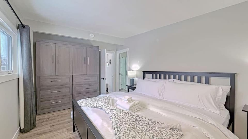 Modern 3BR Suite Steps to C-Train Near Zoo & DT House in Calgary
