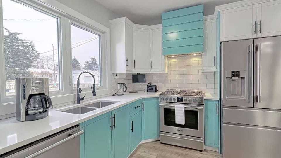 Modern 3BR Suite Steps to C-Train Near Zoo & DT House in Calgary