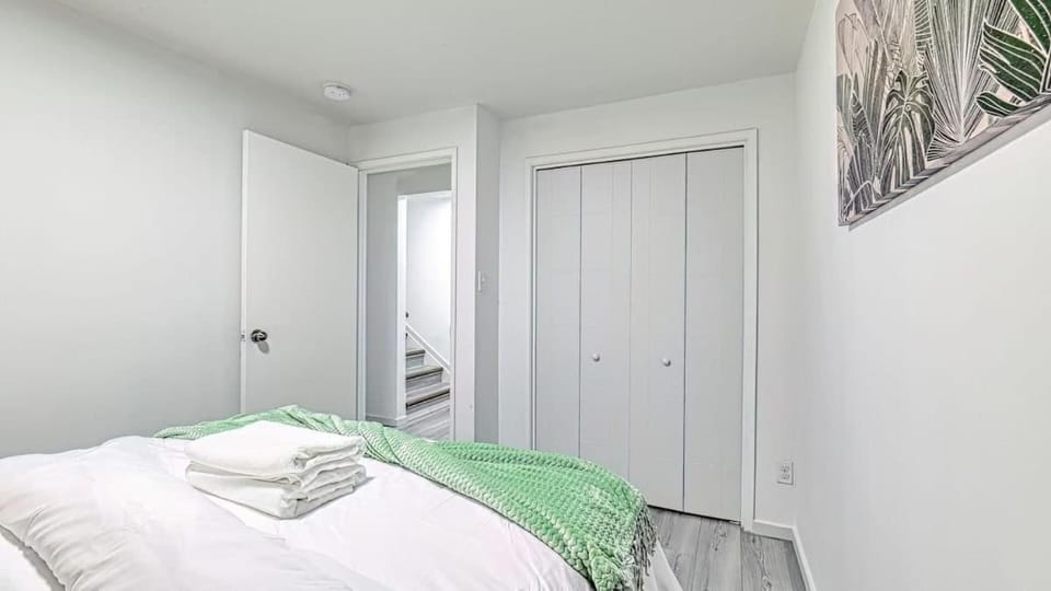 Cozy 2BR Suite Near Zoo & downtown Walk to C-Train House in Calgary