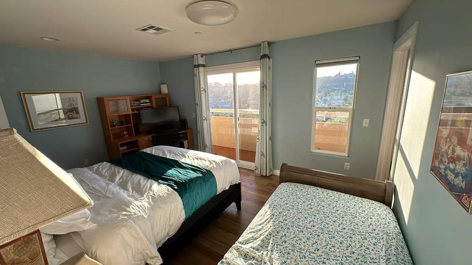 Bed, View (from property/room), City view