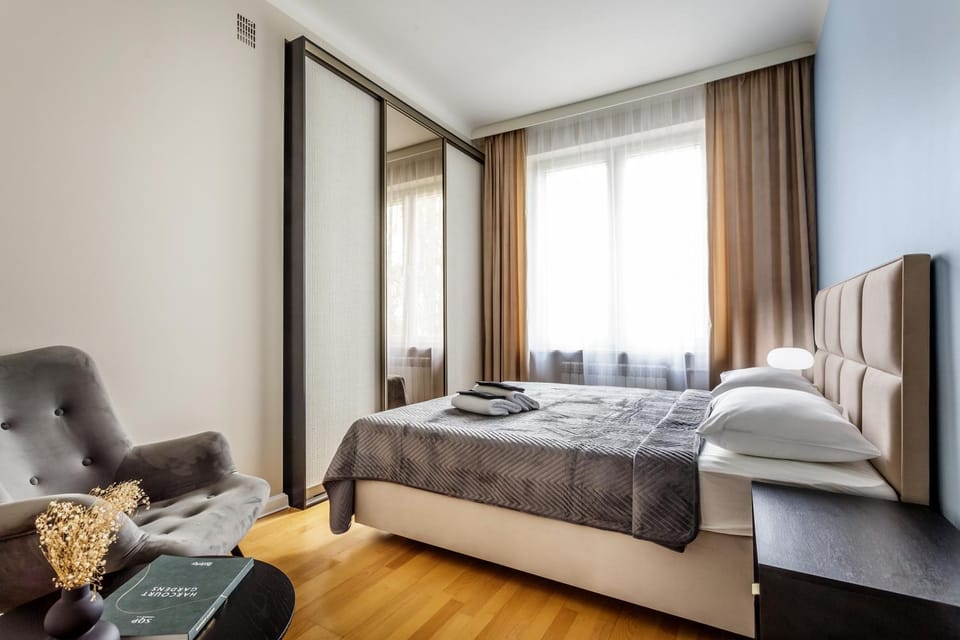 Bed, Photo of the whole room, Seating area, Bedroom, towels
