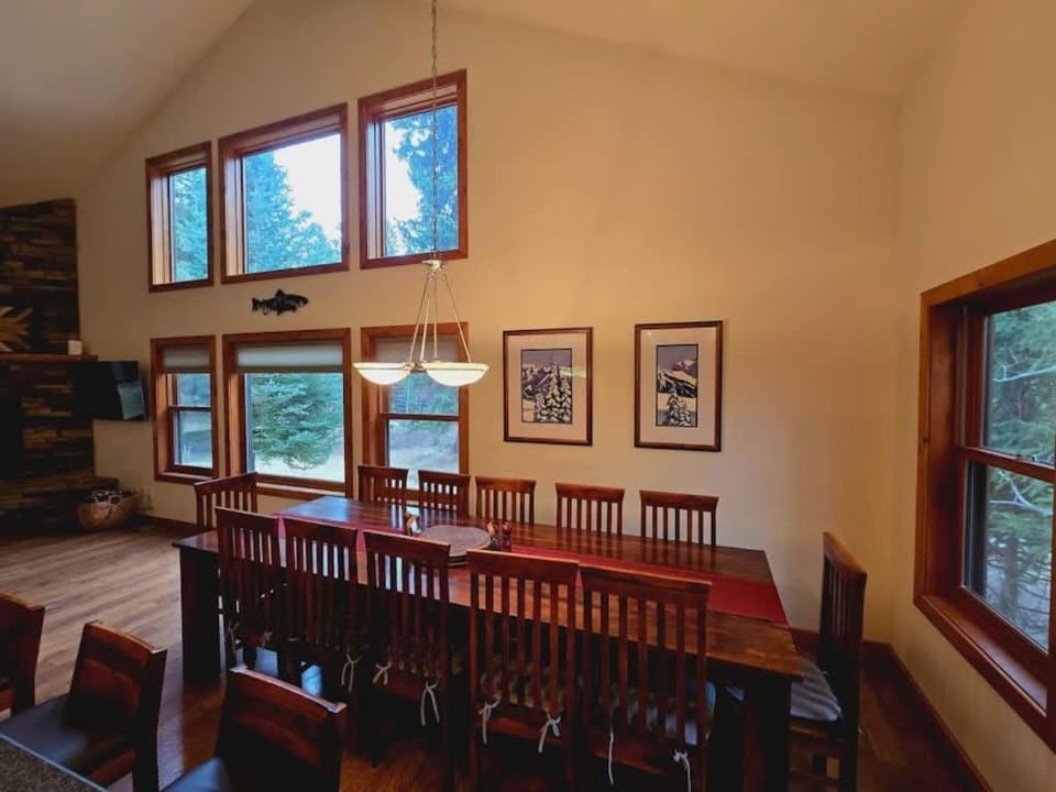 Cedar's Fairway Lodge Pets Welcome Pool & Hotub House in McCall