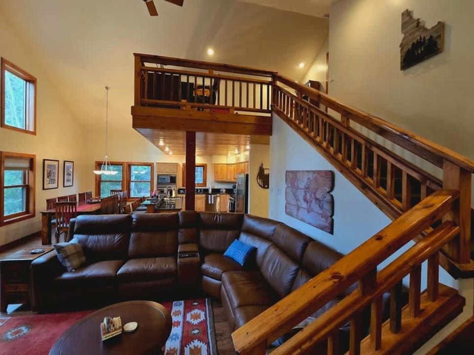 Cedar's Fairway Lodge Pets Welcome Pool & Hotub House in McCall