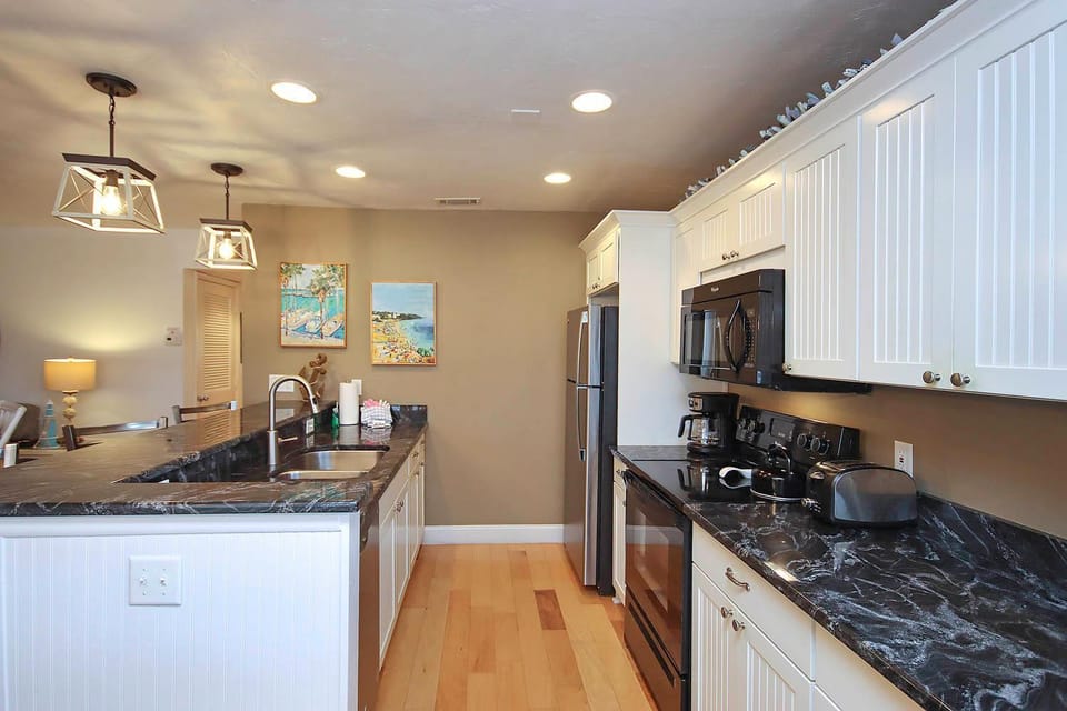 Glimpse the Gulf While Relaxing on H8’s Screened Lanai House in Sanibel Island