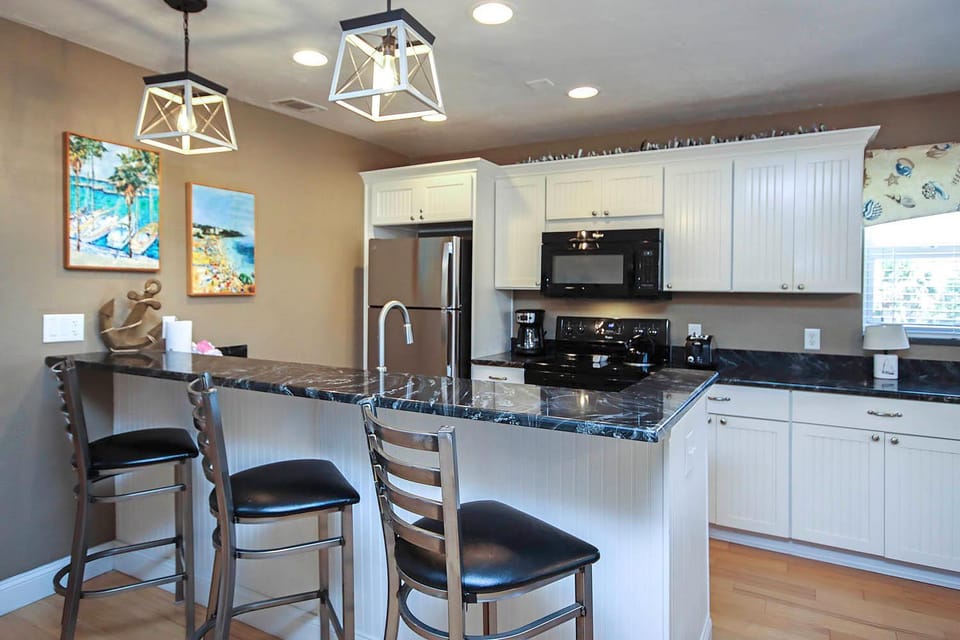 Glimpse the Gulf While Relaxing on H8’s Screened Lanai House in Sanibel Island