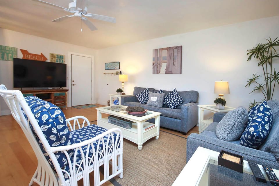 Glimpse the Gulf While Relaxing on H8’s Screened Lanai House in Sanibel Island