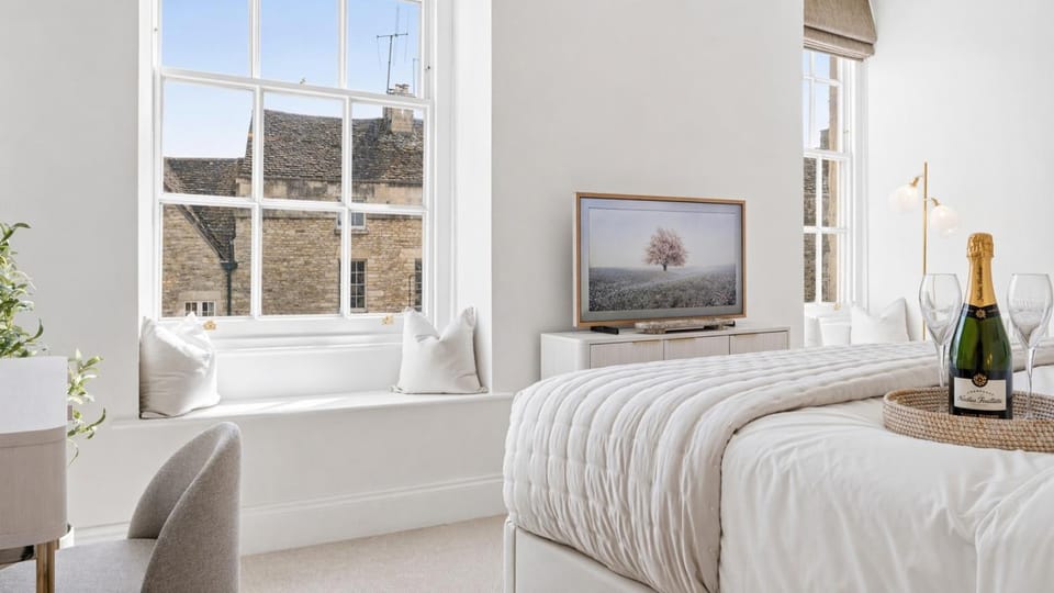 Bed, TV and multimedia, Bedroom