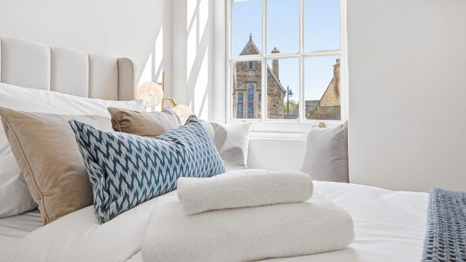 Bed, Bedroom, towels