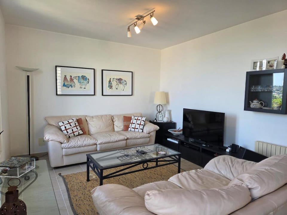 Communal lounge/ TV room, Evening entertainment