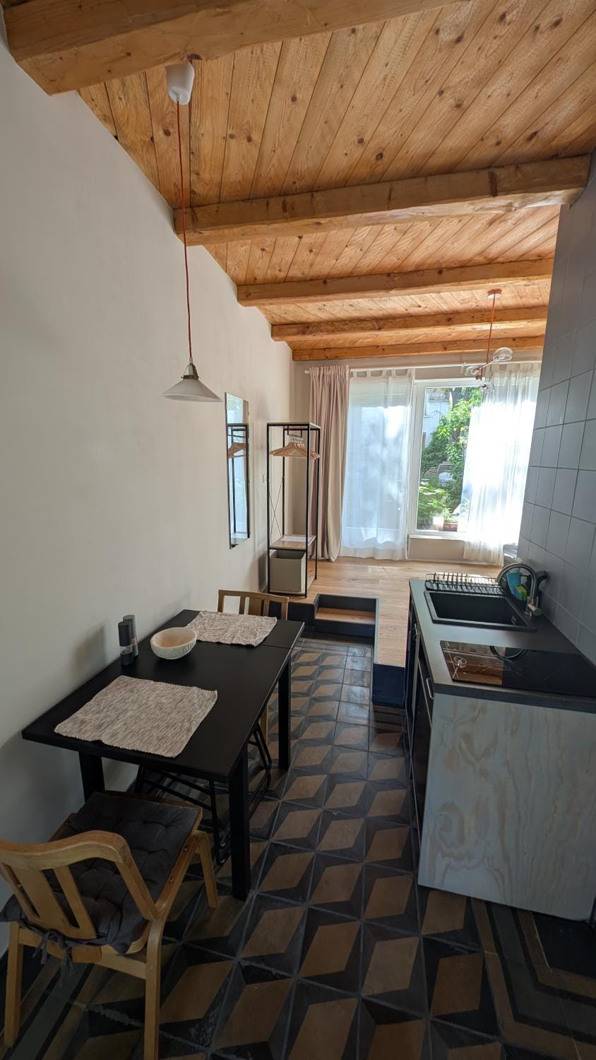 Kitchen or kitchenette, Dining area