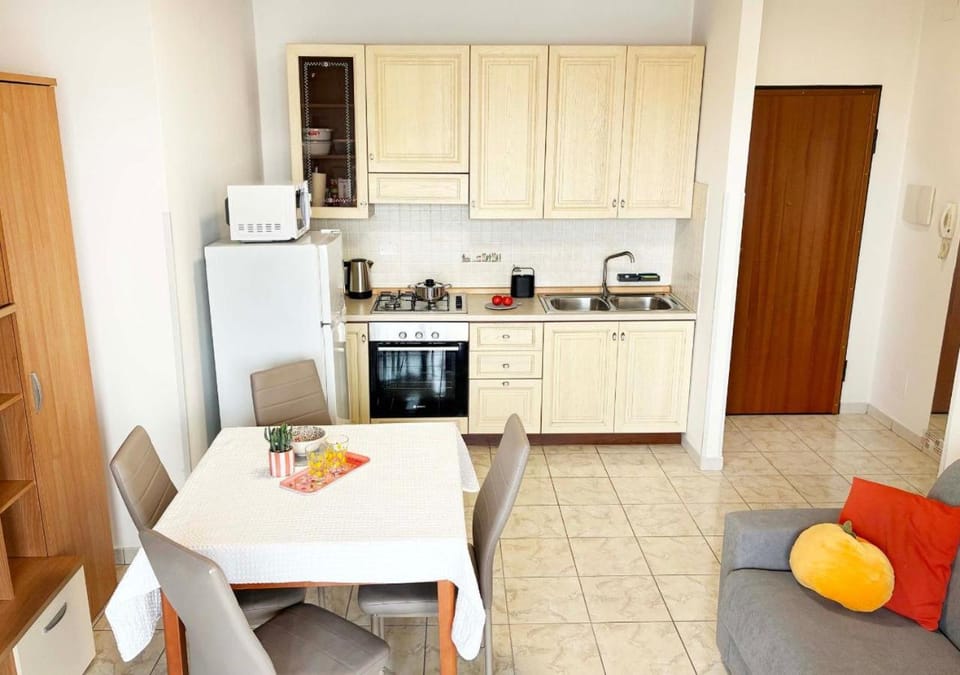 Kitchen or kitchenette, Dining area, oven, stove