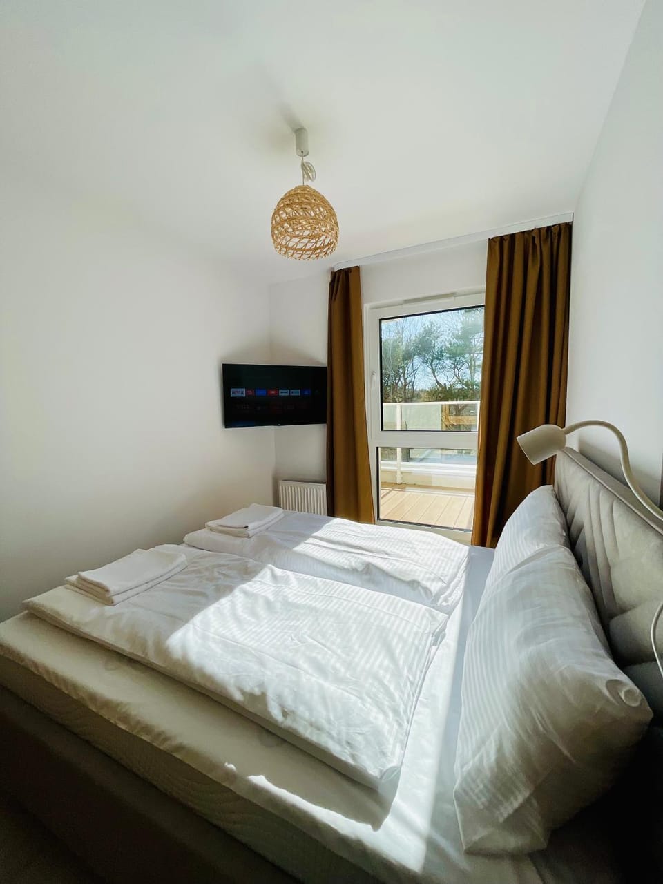 Bed, TV and multimedia, Photo of the whole room, Bedroom, towels