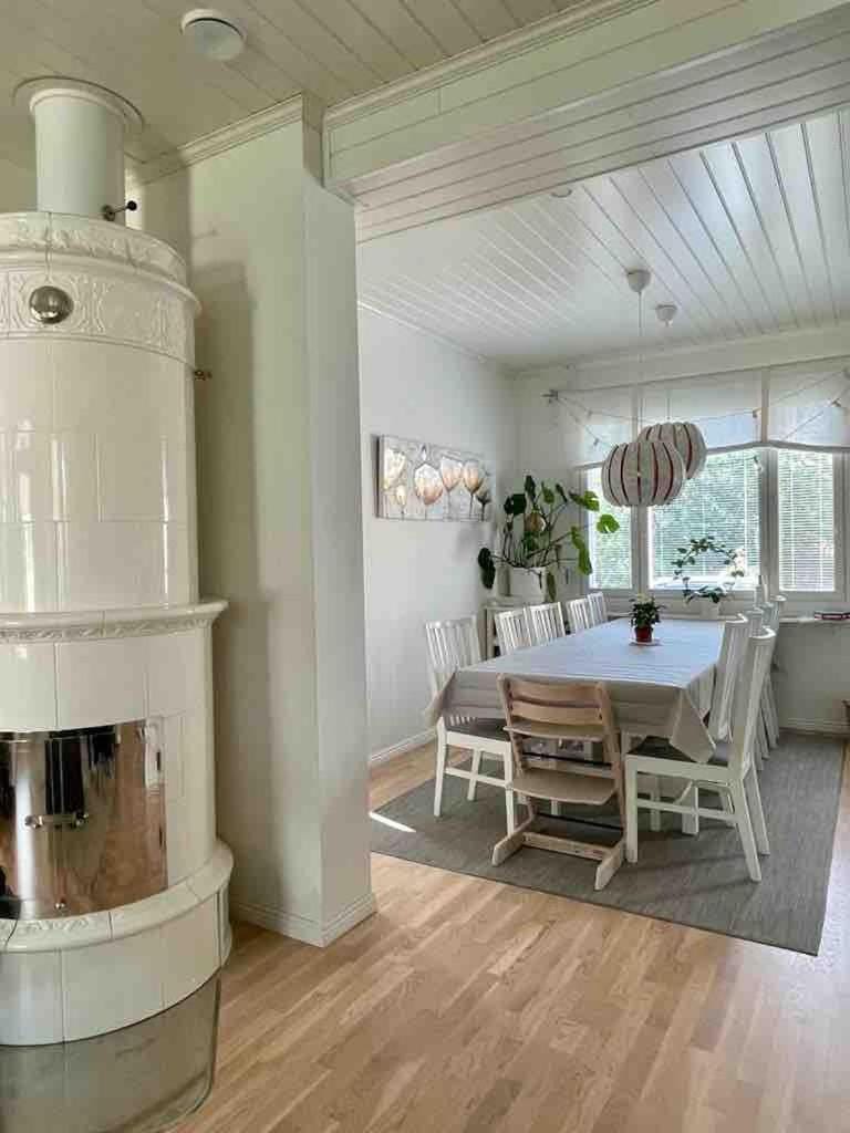 Dining area, fireplace