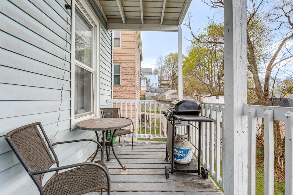 1 Mi to Erie Canalway Trail! Condo w/ Grill House in Adirondack Mountains