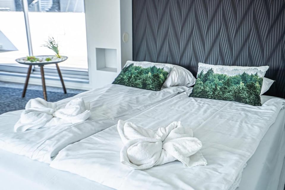 Bed, Bedroom, towels