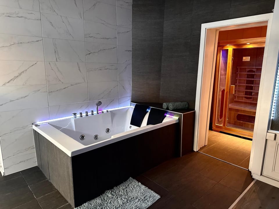 La suite 44 Love hotel in Neuchâtel, Switzerland