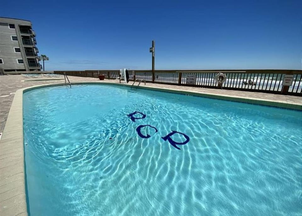 5 O'clock Vibes 3 BR Oceanfront, Pools, Hot Tubs Apartment in Garden City