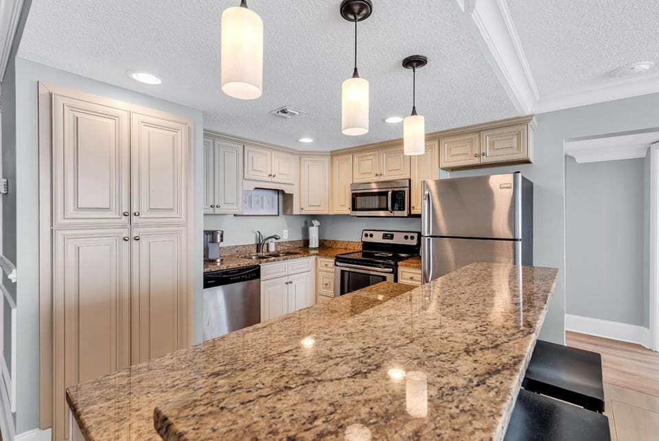 5 O'clock Vibes 3 BR Oceanfront, Pools, Hot Tubs Apartment in Garden City