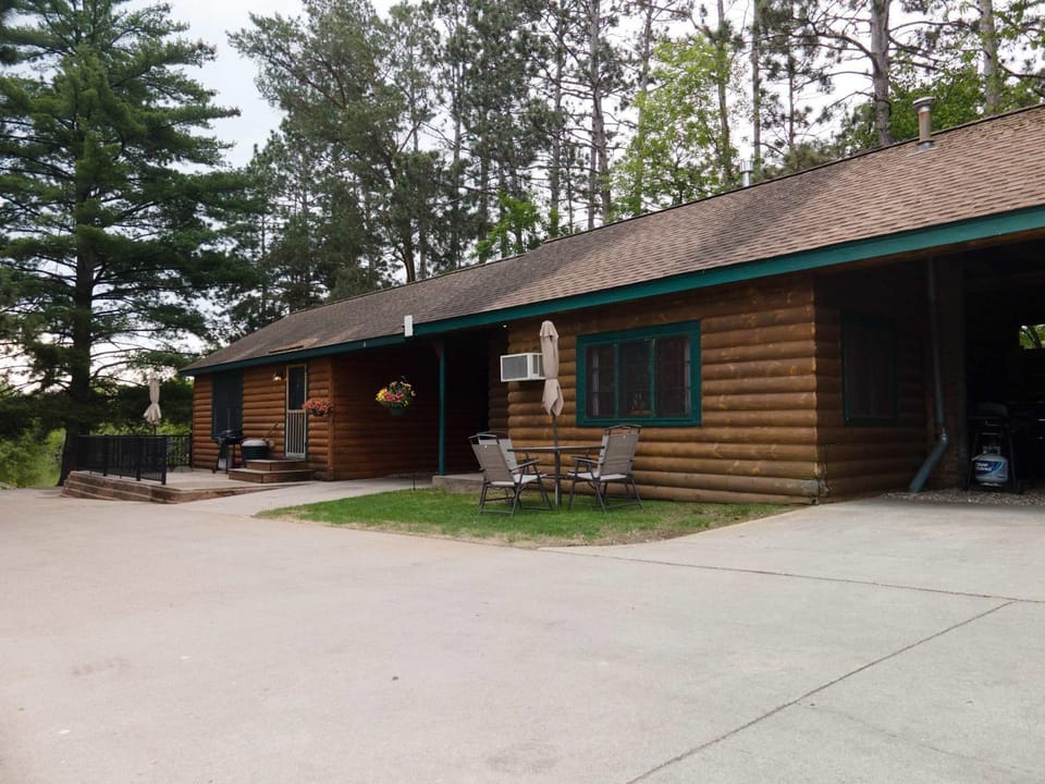 2BR 1BA Cabin #2 Riverside Point Resort Cabin in Park Rapids