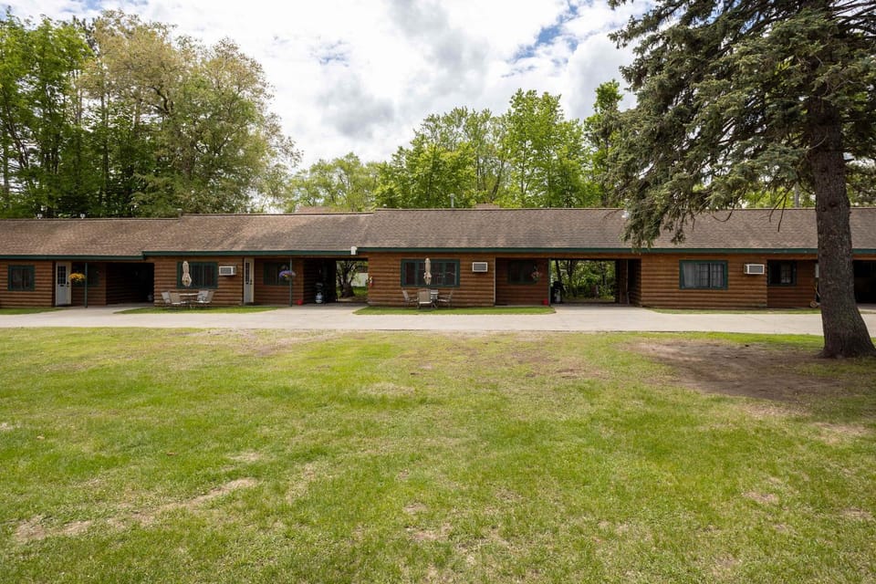 2BR 1BA Cabin #3 Riverside Point Resort Cabin in Park Rapids
