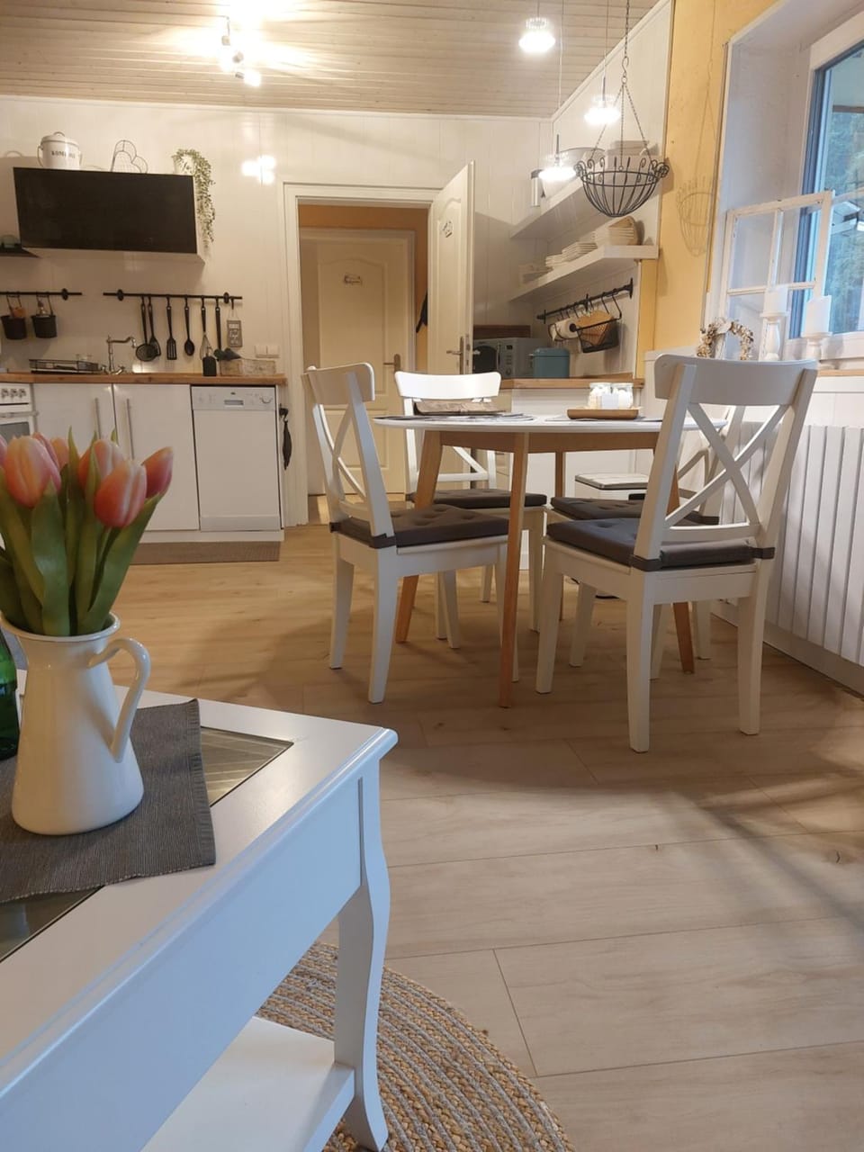 Kitchen or kitchenette, Seating area, Dining area, stove