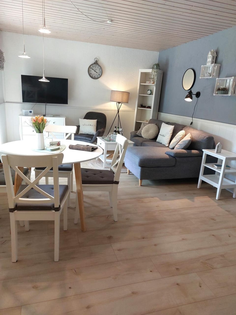 TV and multimedia, Living room, Photo of the whole room, Seating area, Dining area