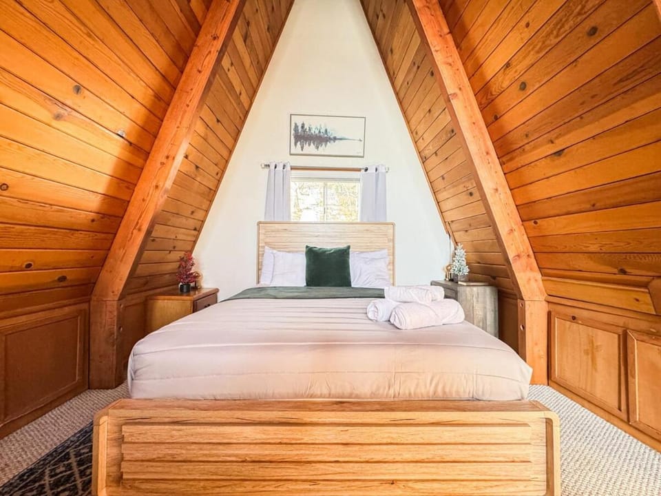 Alpine Lookout Cabin - 2 Balconies & Private Suite Cabin in Running Springs