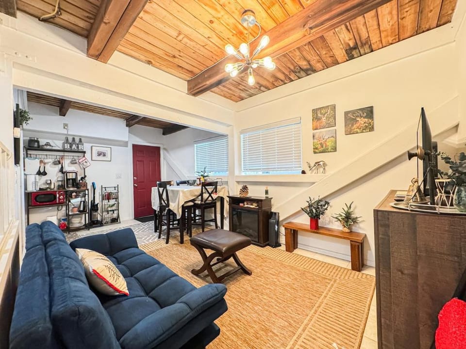 Alpine Lookout Cabin - 2 Balconies & Private Suite Cabin in Running Springs