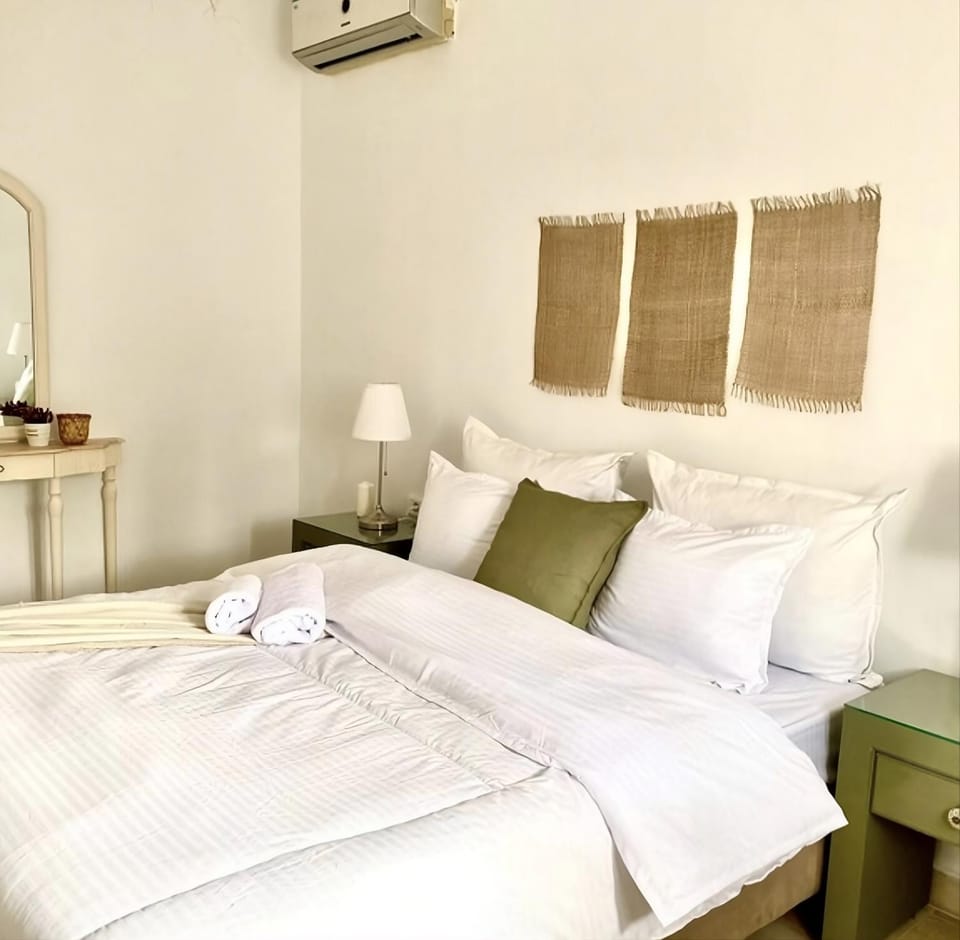 Bed, Bedroom, towels