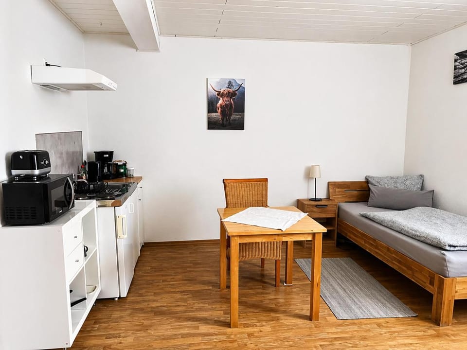 Coffee/tea facilities, Kitchen or kitchenette, Photo of the whole room, toaster