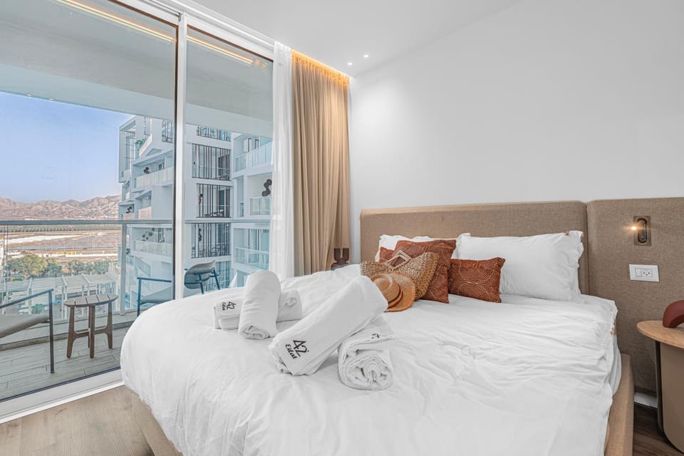 Redsearent front Pool and mountain View Apartment hotel in Eilat