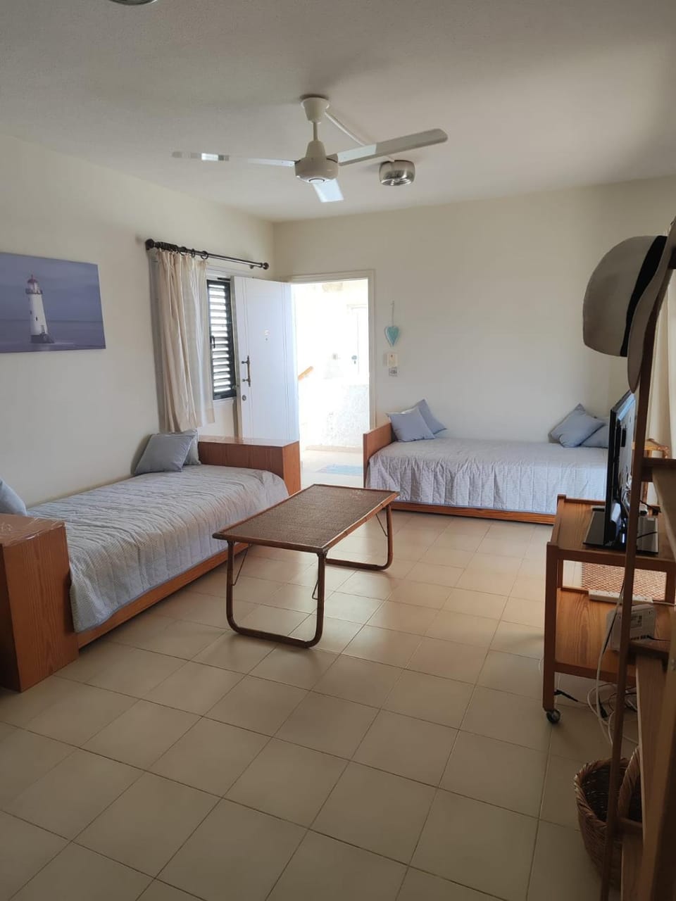 Bed, TV and multimedia, Living room, Photo of the whole room, Seating area, Bedroom