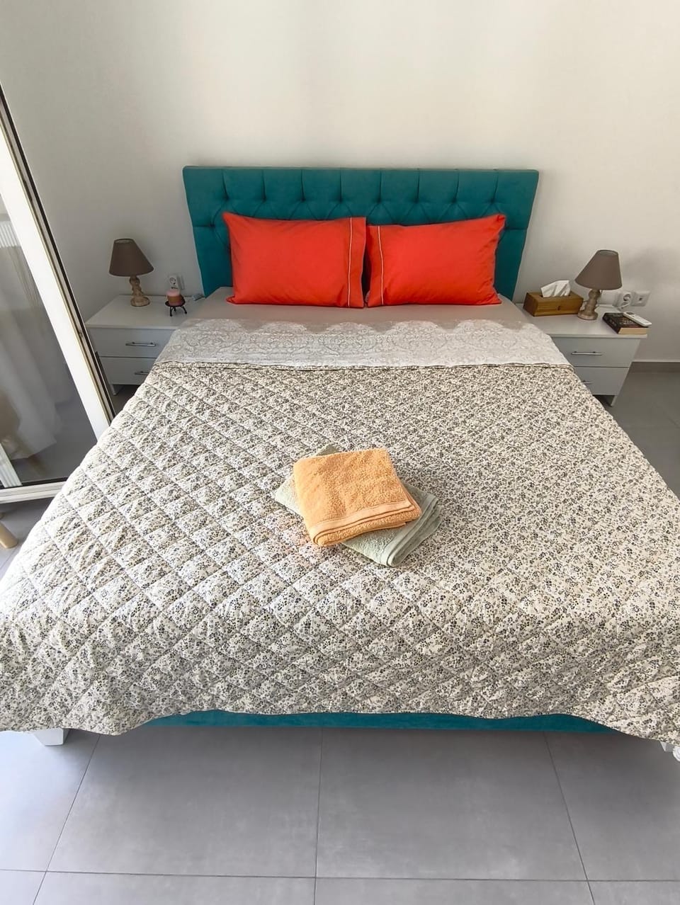 Bed, Bedroom, towels