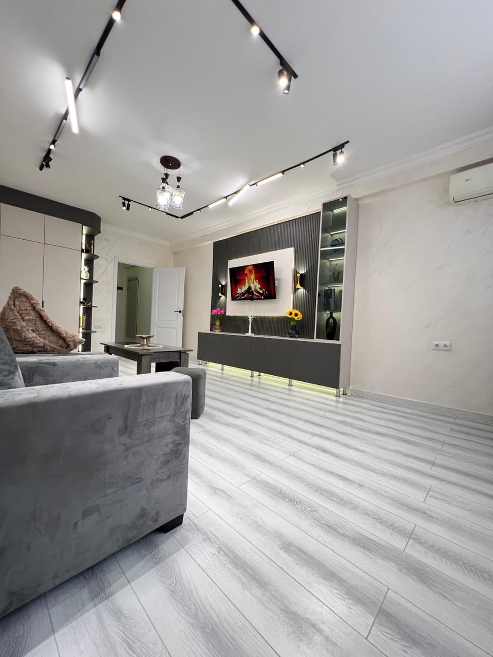 Communal lounge/ TV room, TV and multimedia, Living room, Seating area, Evening entertainment