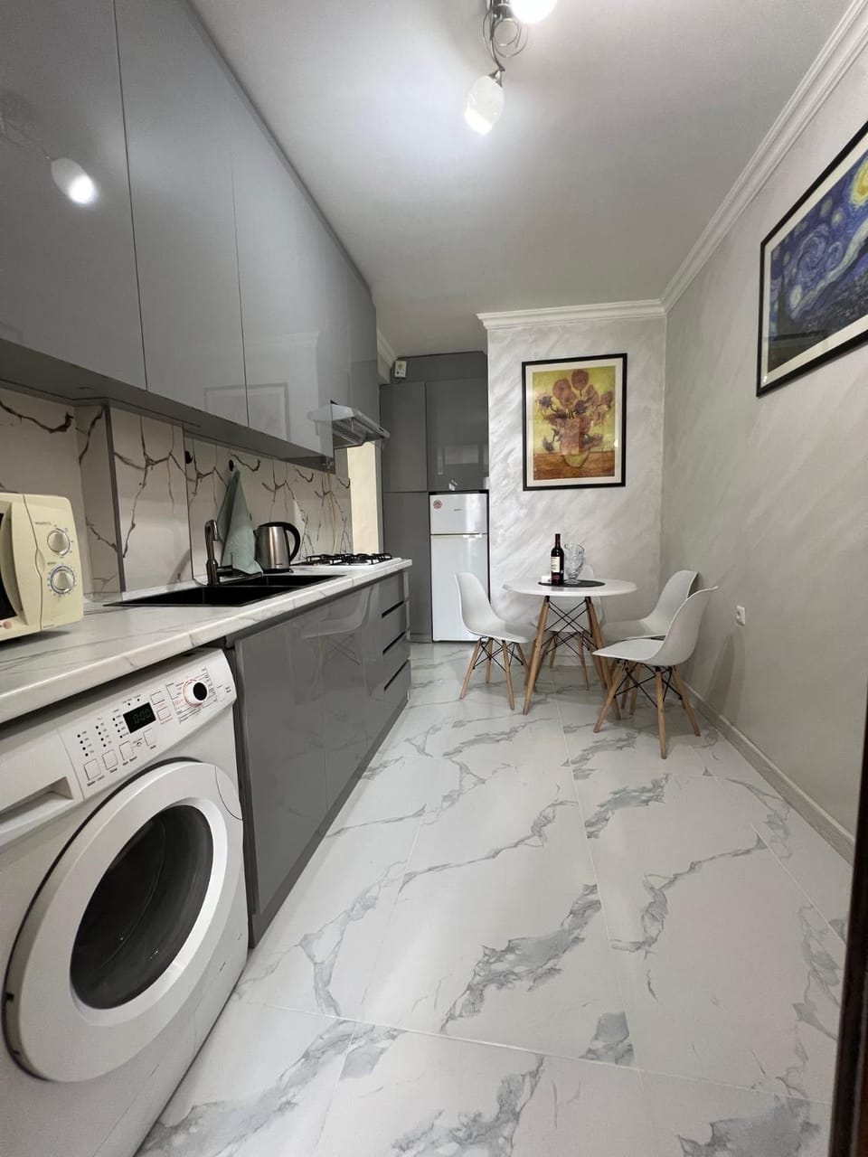 Dining area, oven, stove, washing machine