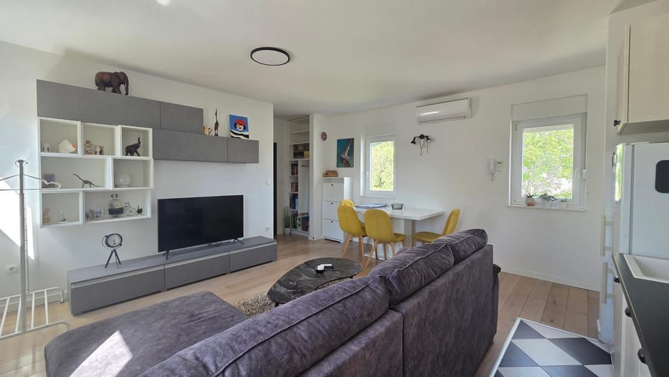 TV and multimedia, Living room, Seating area, Dining area