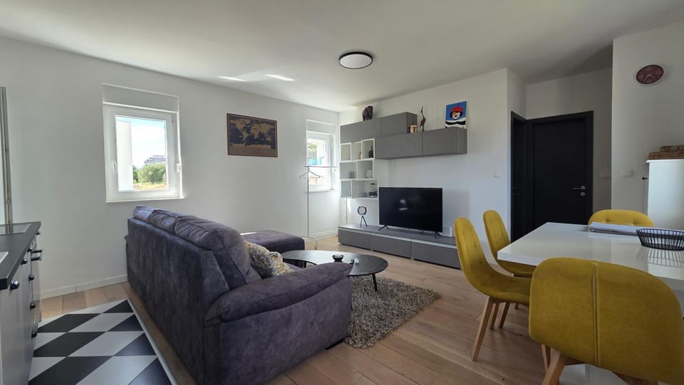 TV and multimedia, Living room, Seating area, Dining area
