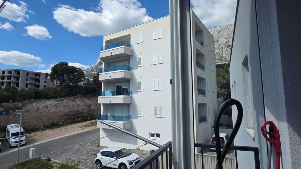 Neighbourhood, Balcony/Terrace, Mountain view, Street view