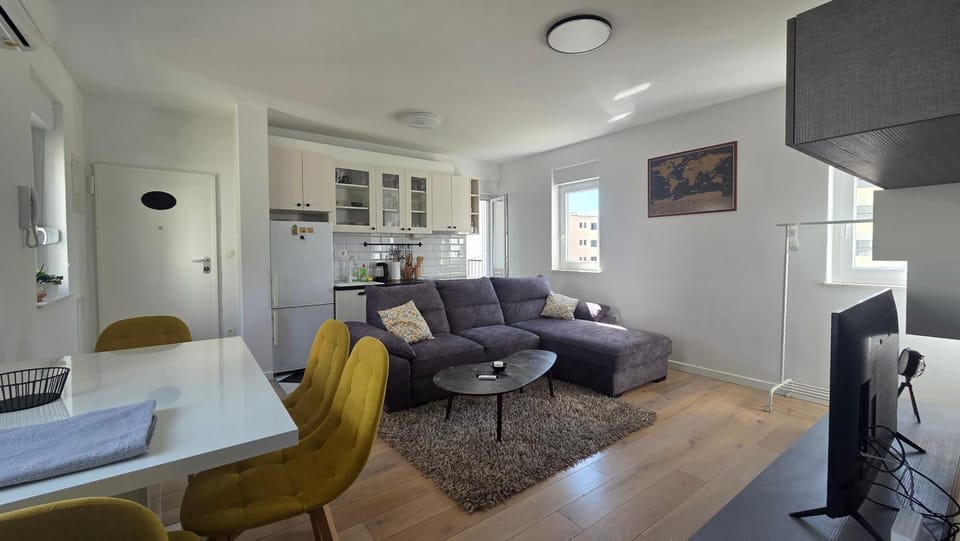 Kitchen or kitchenette, Living room, Seating area, Dining area