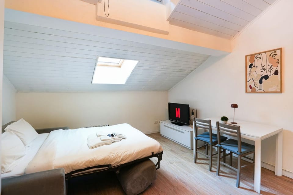 Bed, TV and multimedia, Living room, Photo of the whole room, Seating area, Evening entertainment, Bedroom