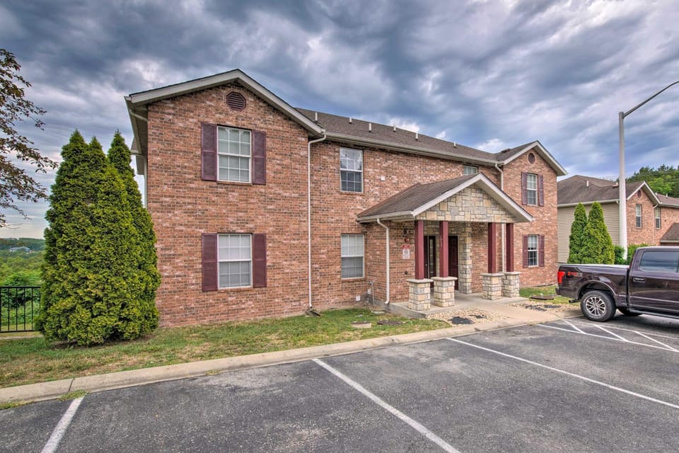 Mtn Views & Pool Access: 2 Units Near Dtwn Branson House in Branson