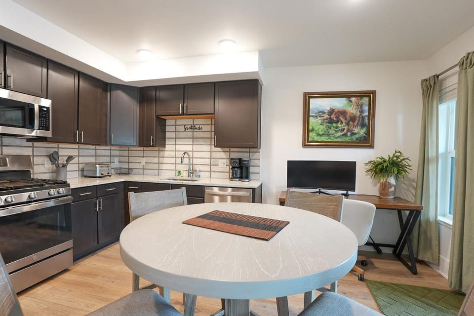 Blue River Flats Basecamp Condo: Walk to Blue Bird Market Shops Apartment in Silverthorne