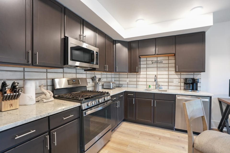 Blue River Flats Basecamp Condo: Walk to Blue Bird Market Shops Apartment in Silverthorne