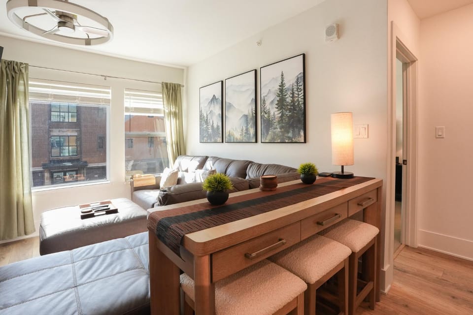 Blue River Flats Basecamp Condo: Walk to Blue Bird Market Shops Apartment in Silverthorne