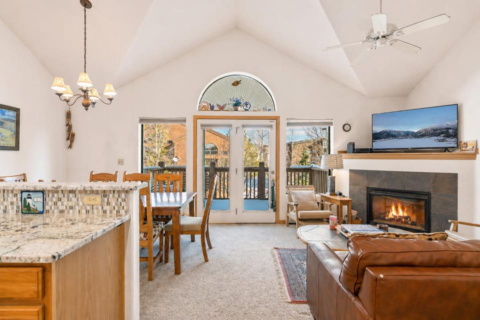 Crestone at Lakepoint Ridge Townhome: Walk to Bike Path Trails, Lake Dillon Apartment in Frisco