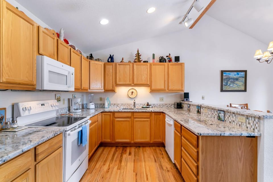 Crestone at Lakepoint Ridge Townhome: Walk to Bike Path Trails, Lake Dillon Apartment in Frisco