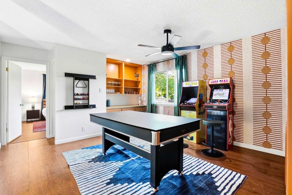 Elegant Escape - Sleeps 14 - Games Pool Fire Pit House in San Antonio