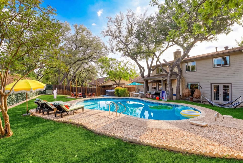 Elegant Escape - Sleeps 14 - Games Pool Fire Pit House in San Antonio